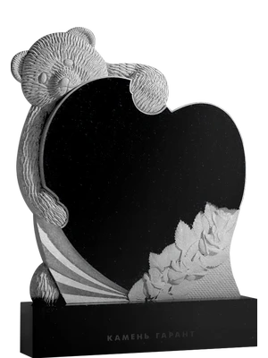 Памятник в форме сердца с барельефом медвежонка и цветочной композицией